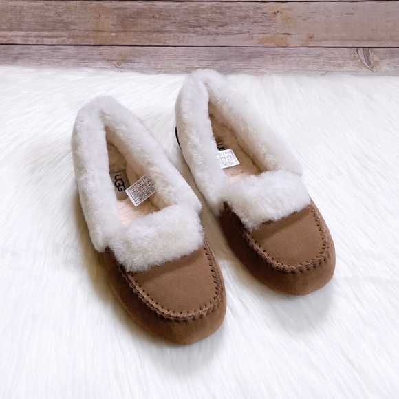 UGG Women’s Dakota Spill Seam Chestnut Moccasin Slippers - Picture 5 of 8